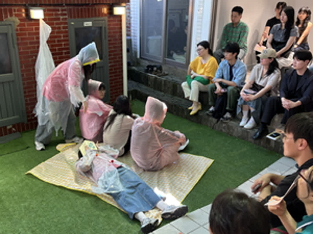 孤独な「透明人」を救ったのは隣人だった――若者と中高年が共に創り上げた感動の舞台